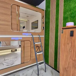 Capsule Hotel kapsułowy