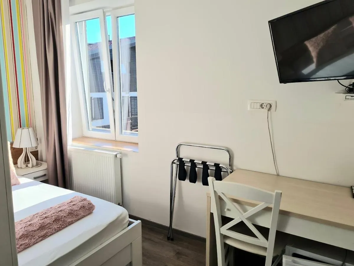 Azur Rooms Ljubljana 0*,